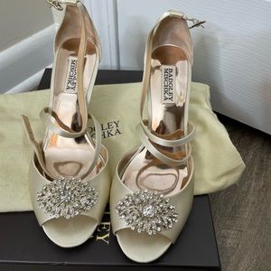 Bash let Mischa Abigail peep toe wedges